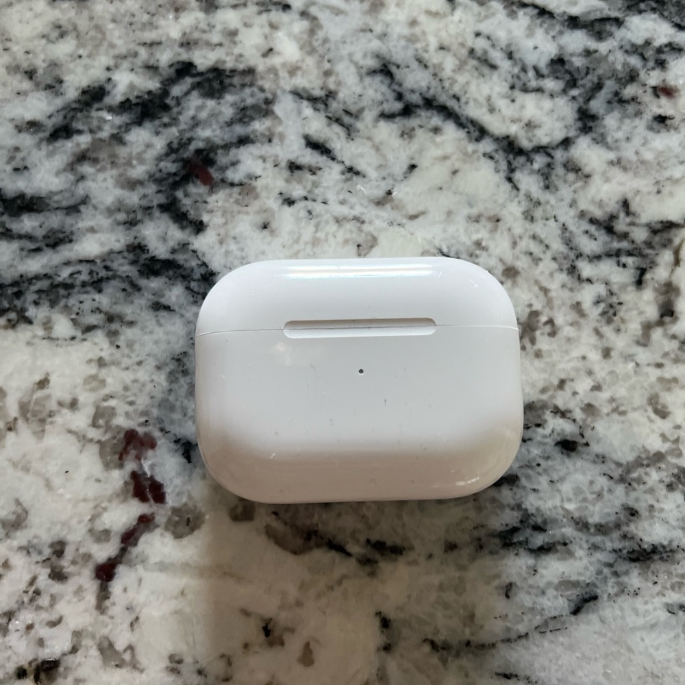 Apple Airpod Pro Gen 1 (Left airpod missing)
